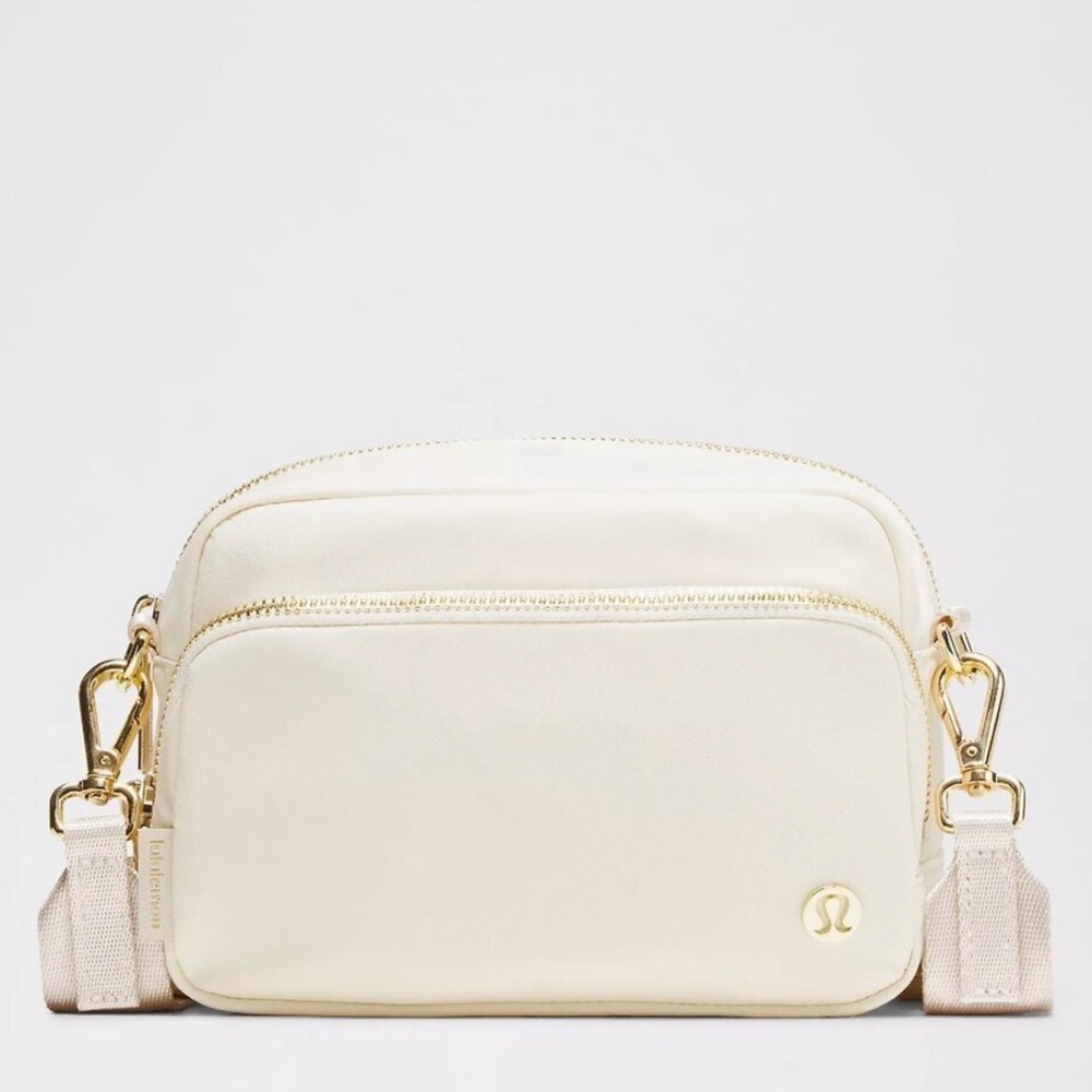 Lululemon Everywhere Crossbody Bag 2L
Metal Hardware